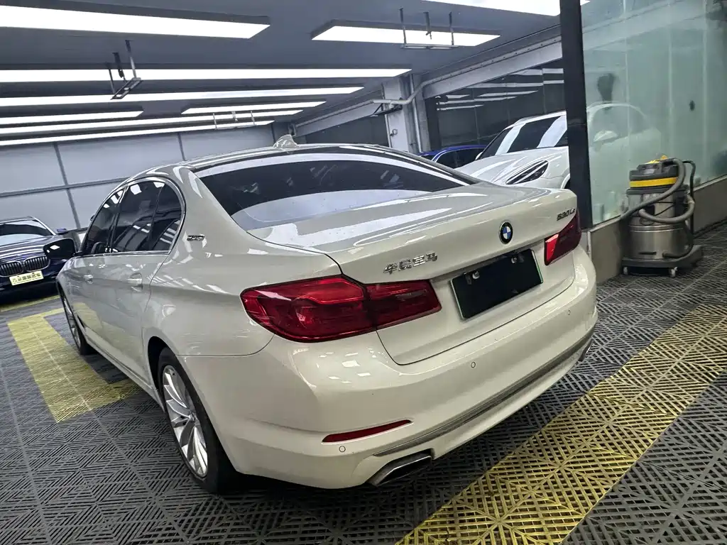 BMW 5 Series New Energy 2019 — фото 8