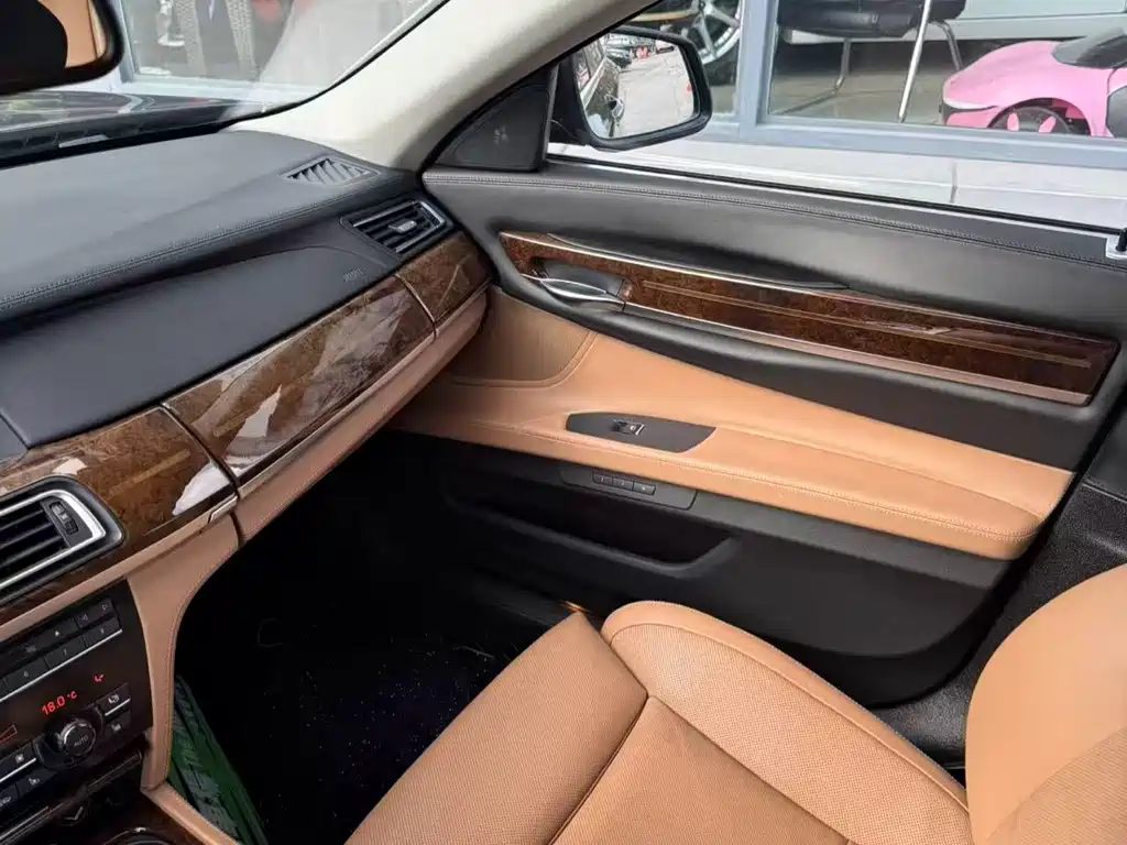BMW 7 Series 2011 — фото 19