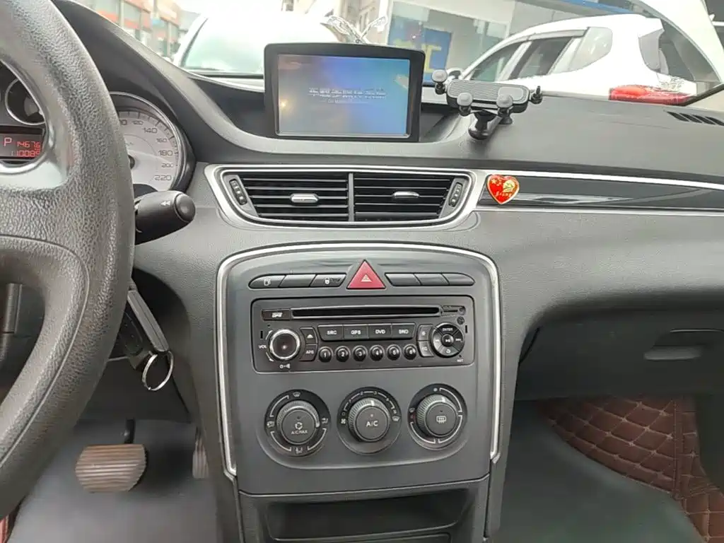 Peugeot 308 2015 — фото 13