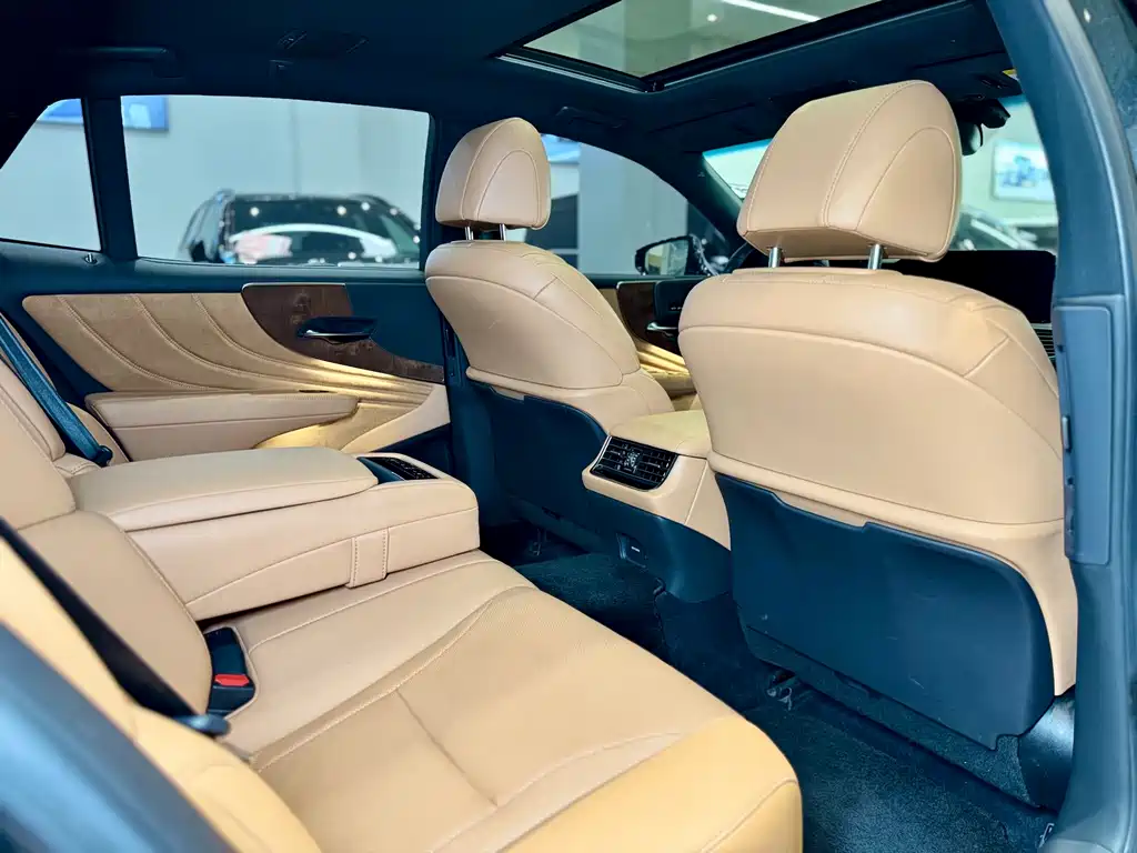 Lexus LS 2021 — фото 11