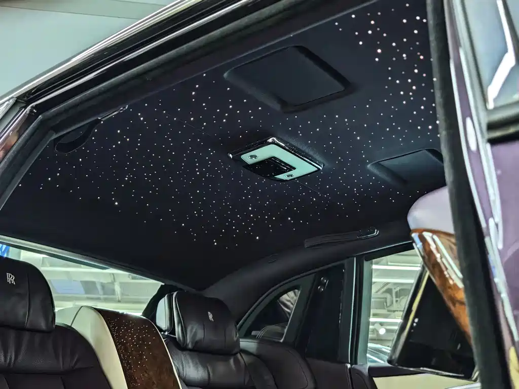 Rolls-Royce Phantom 2019 — фото 18
