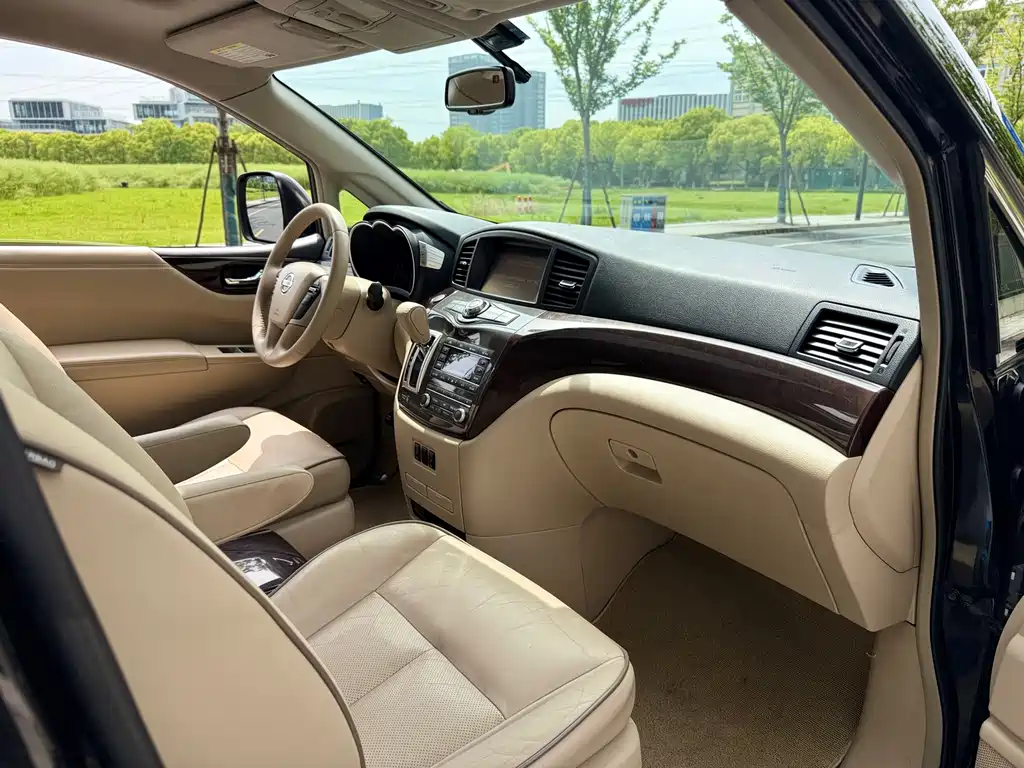 Nissan Quest 2015 — фото 13
