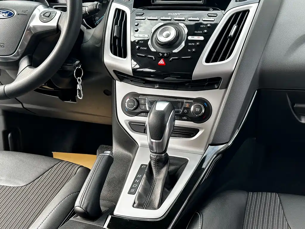 Ford Focus 2014 — фото 11