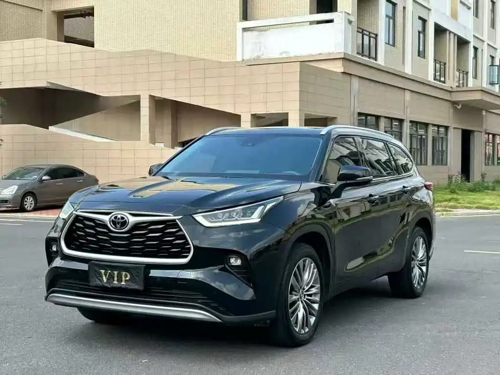 Toyota Highlander 2023 — фото 1