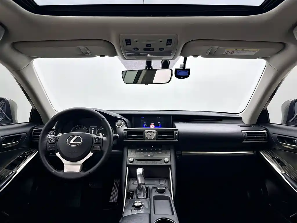 Lexus IS 2020 — фото 7