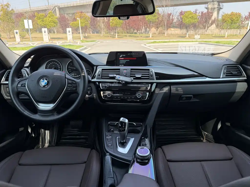 BMW 3 Series 2018 — фото 13