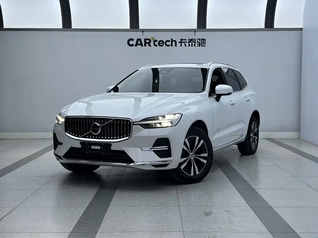 Volvo XC60 2022 — фото 1