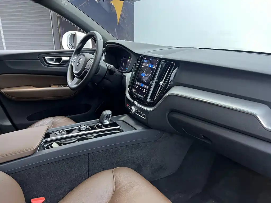 Volvo XC60 2022 — фото 22