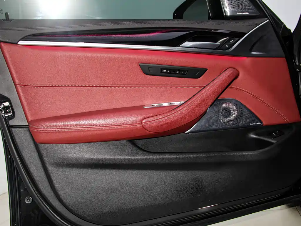 BMW 5 Series 2019 — фото 11
