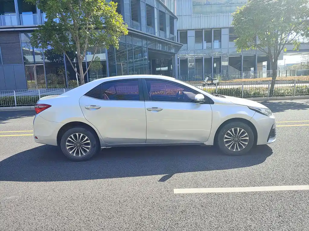 Toyota Corolla 2018 — фото 4