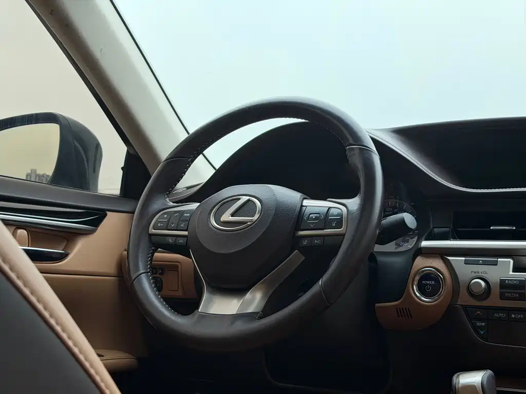 Lexus ES 2016 — фото 14