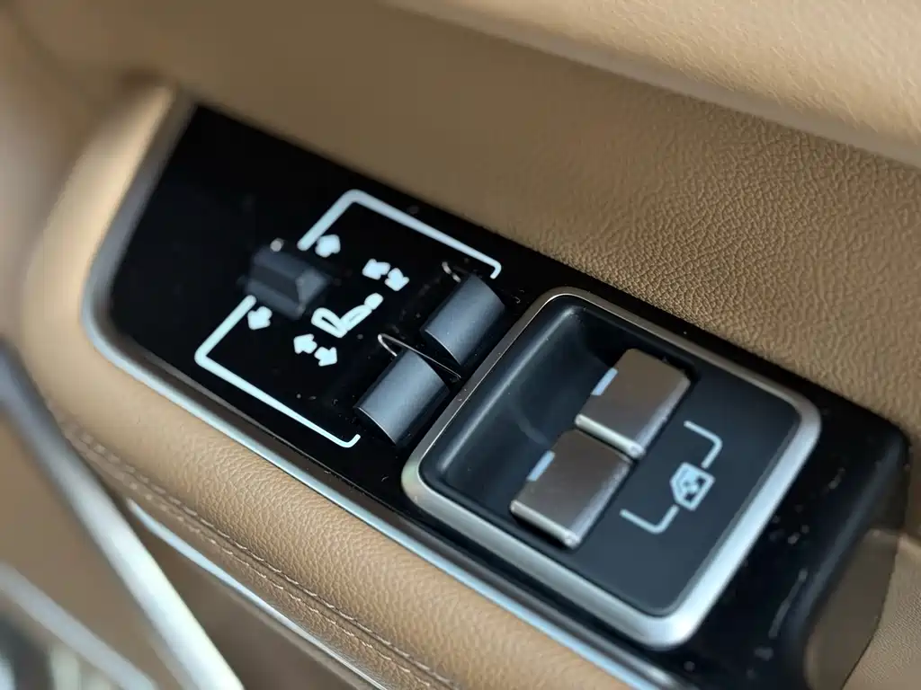 Jaguar XFL 2022 — фото 15