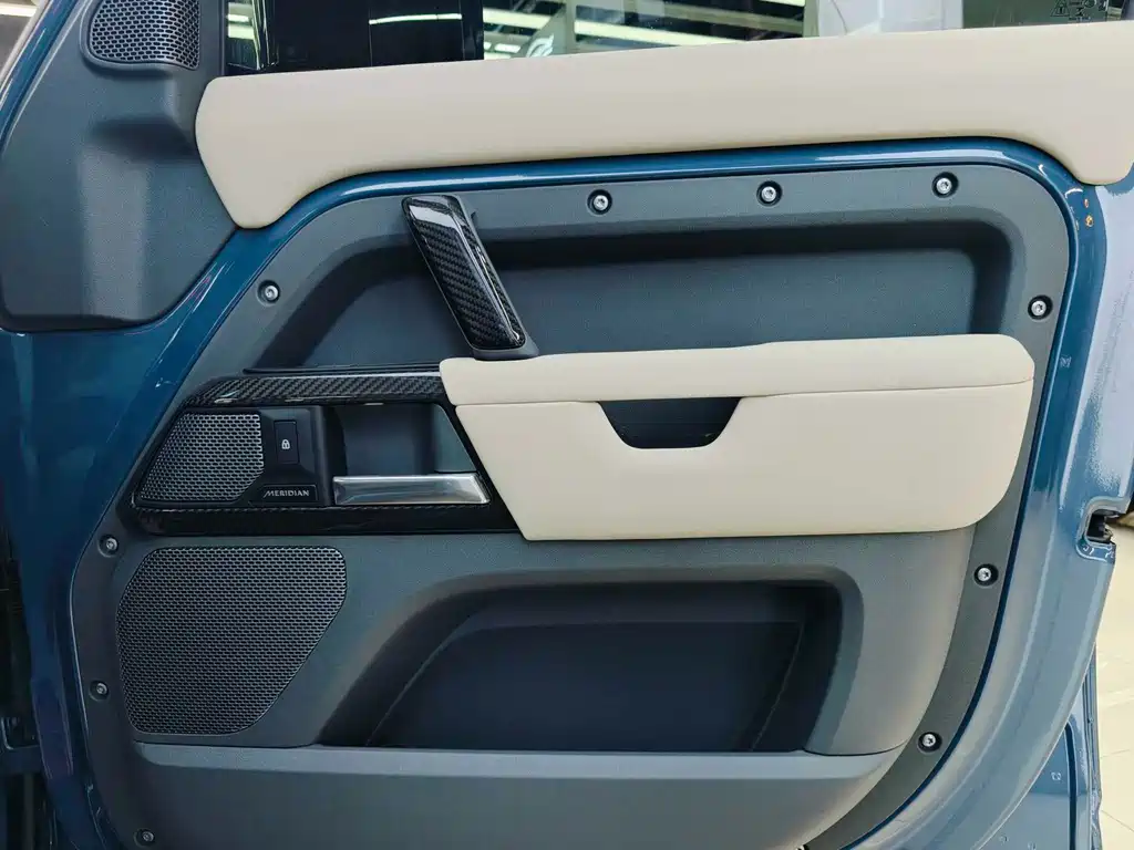 Land Rover Defender 2021 — фото 15