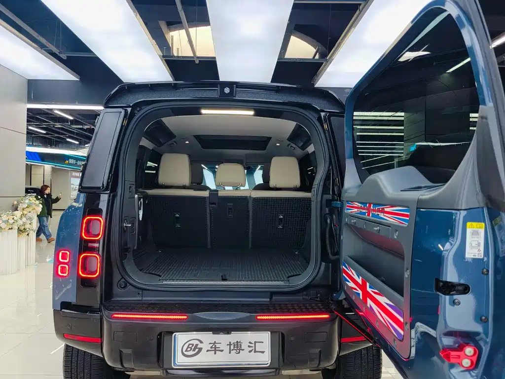 Land Rover Defender 2021 — фото 20