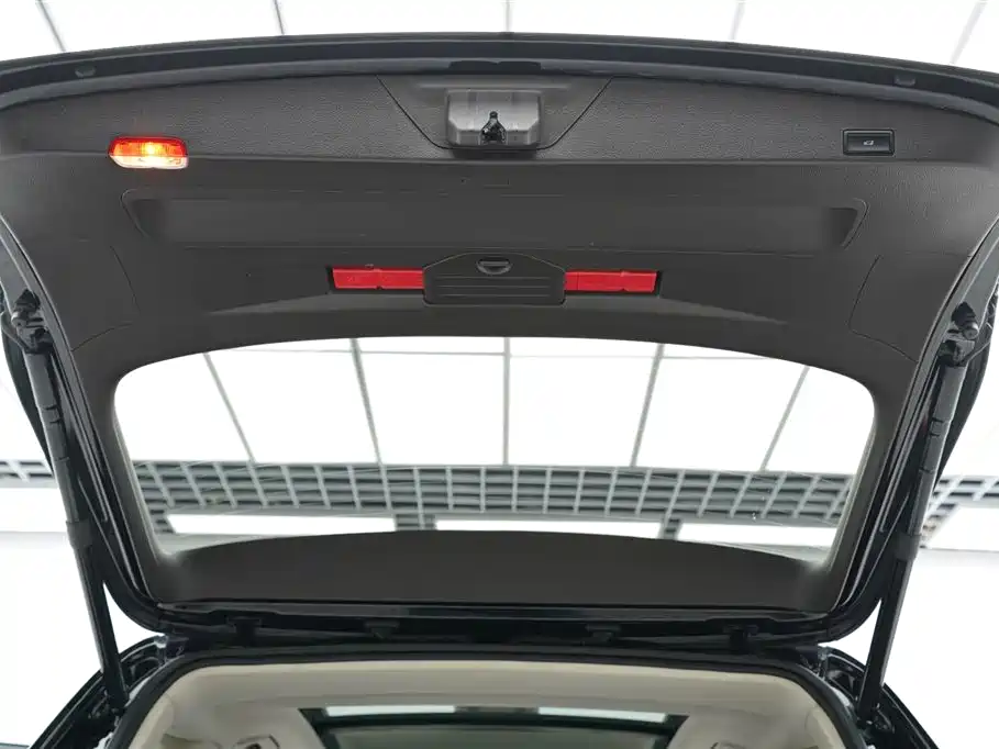 Volkswagen Touareg 2018 — фото 23