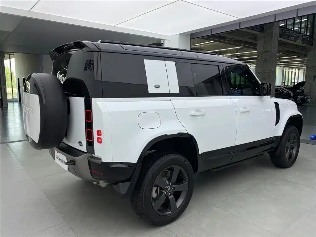 Land Rover Defender 2024 — фото 35