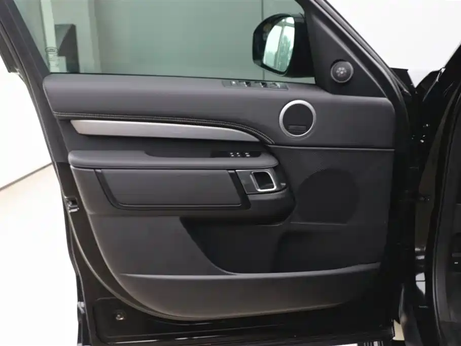 Land Rover Discovery 2023 — фото 10