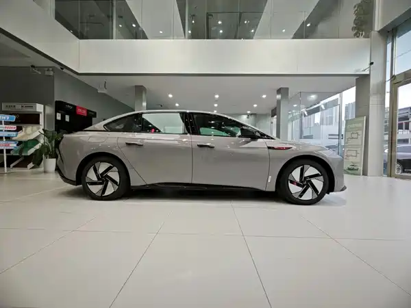 Hongqi EH7 2025