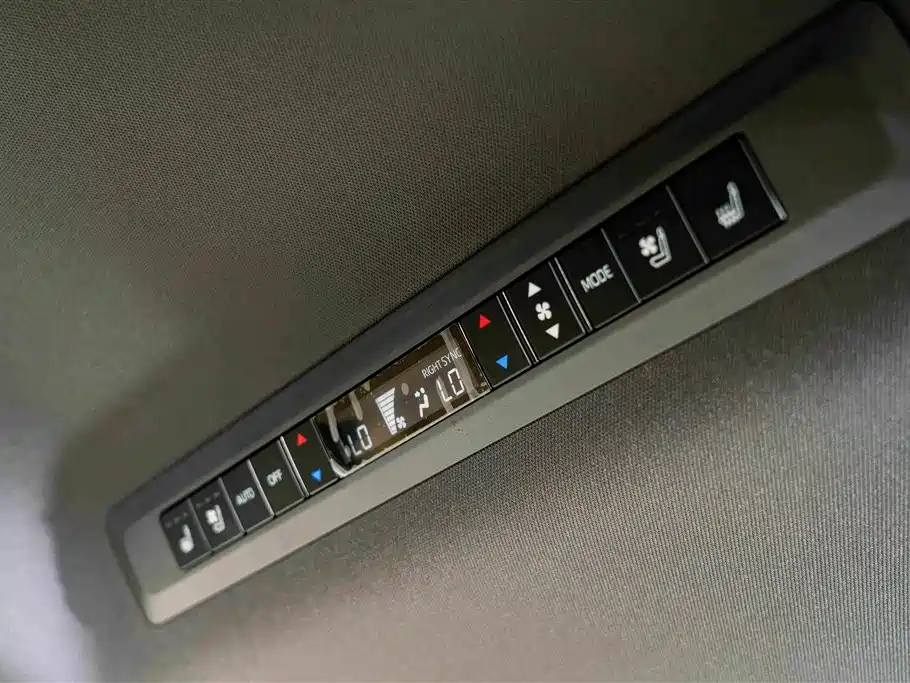 Toyota Sienna 2023 — фото 25