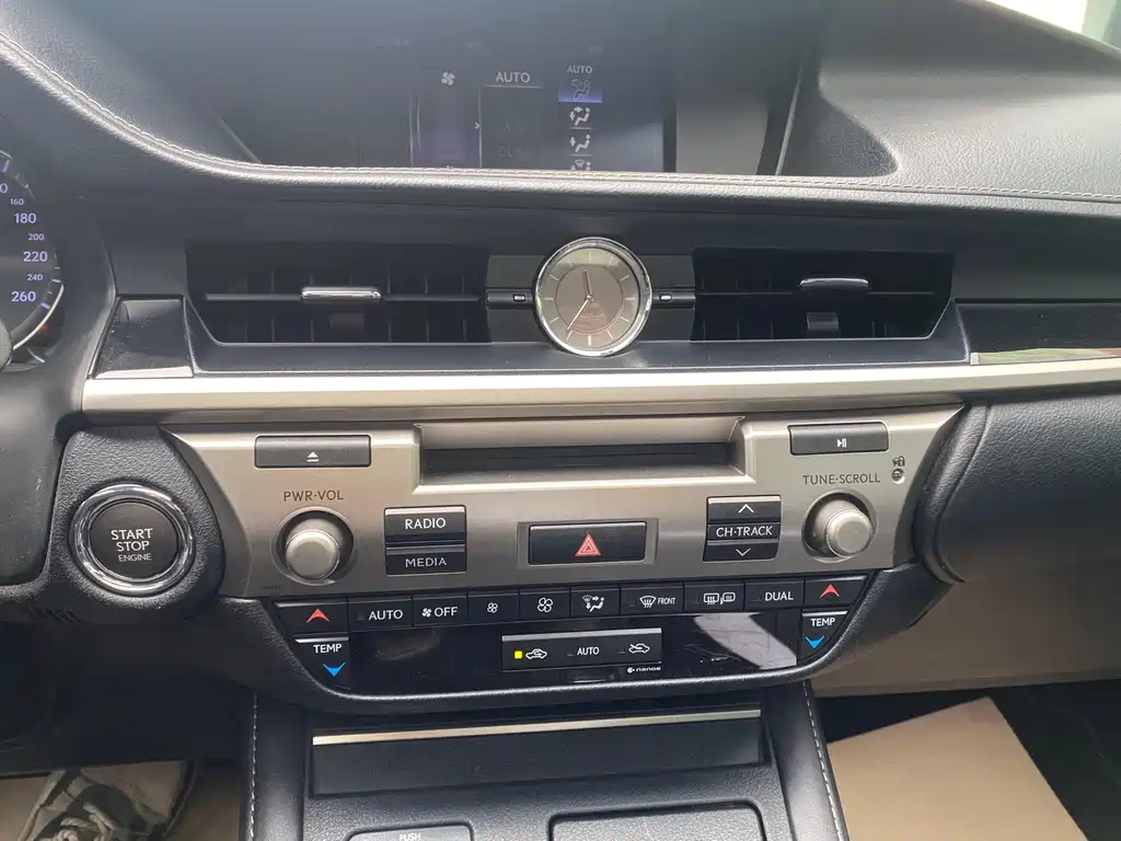 Lexus ES 2017 — фото 16