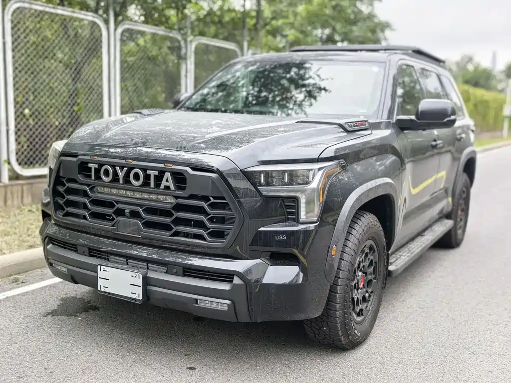 Toyota Sequoia — фото 2