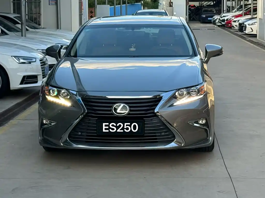 Lexus ES 2018 — фото 2