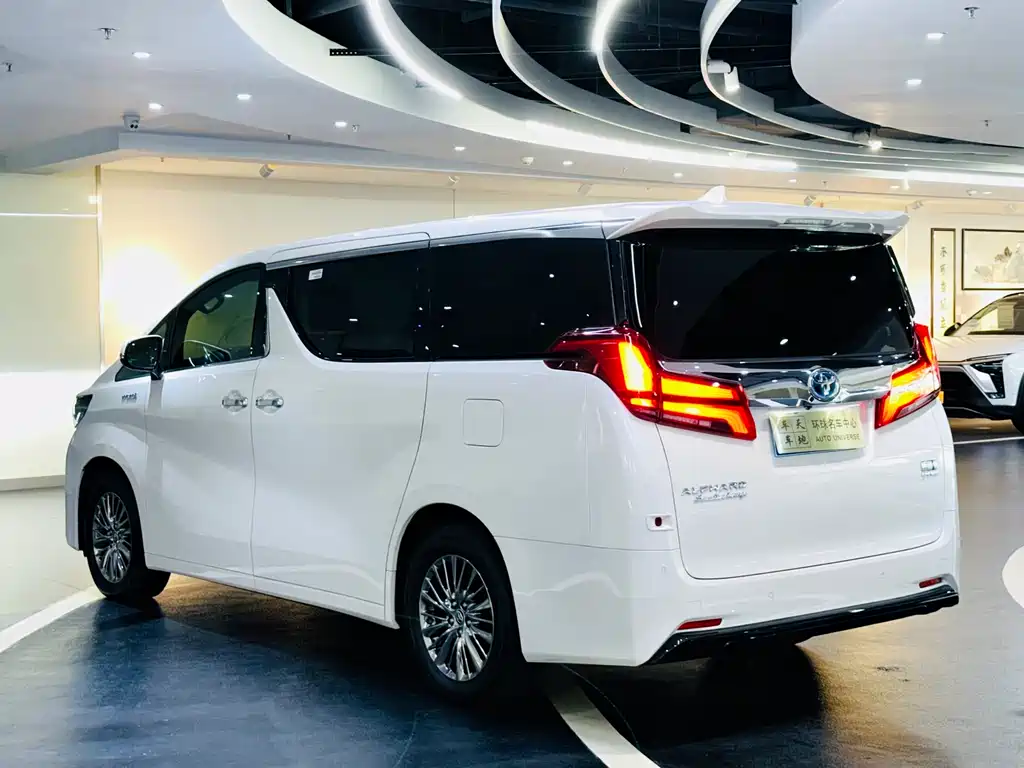 Toyota Alphard 2022 — фото 4