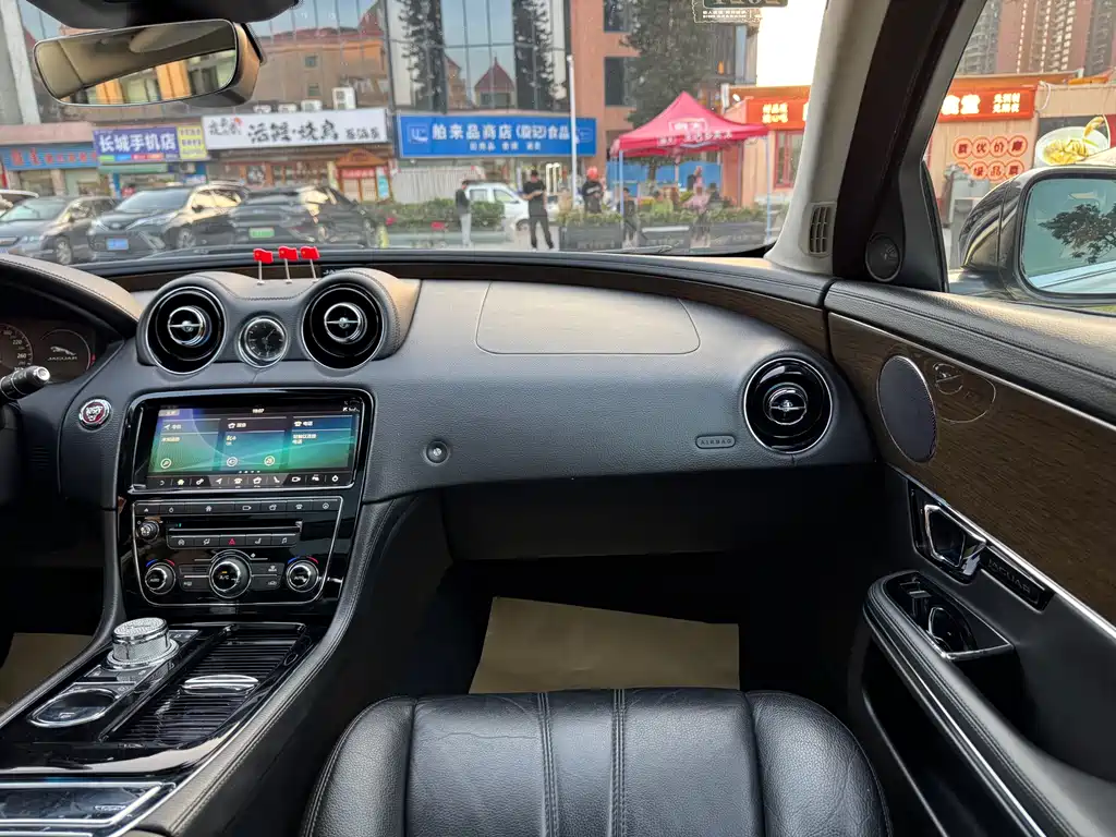 Jaguar XJ 2019 — фото 18