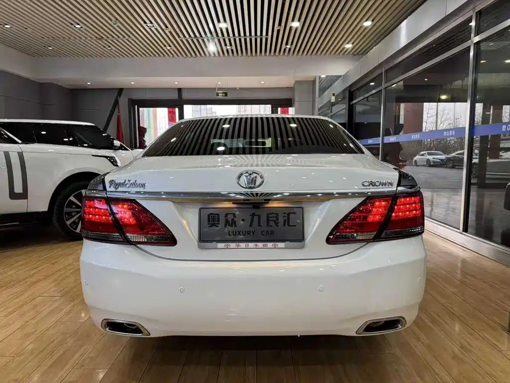 Toyota Crown 2015 — фото 20