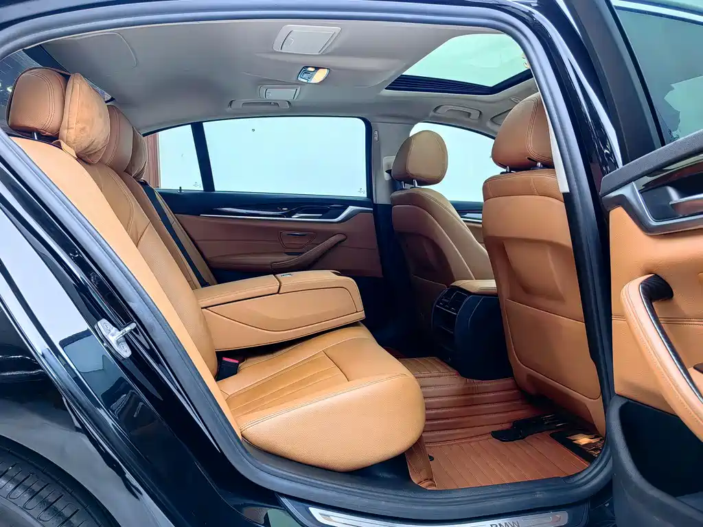 BMW 5 Series 2017 — фото 13