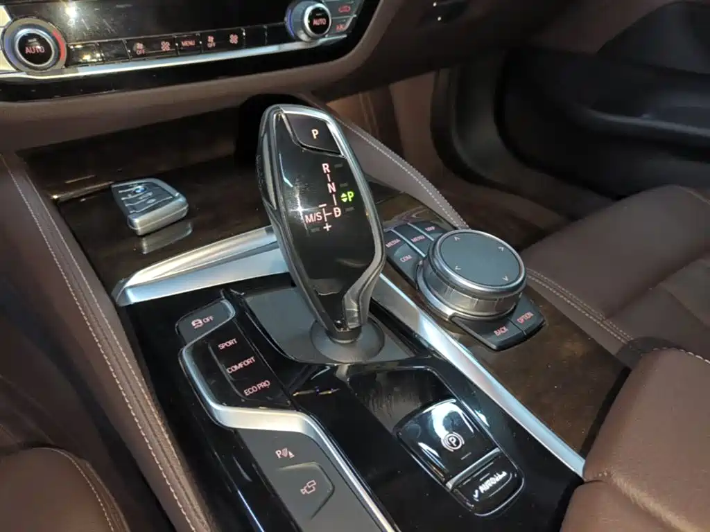 BMW 5 Series 2019 — фото 14