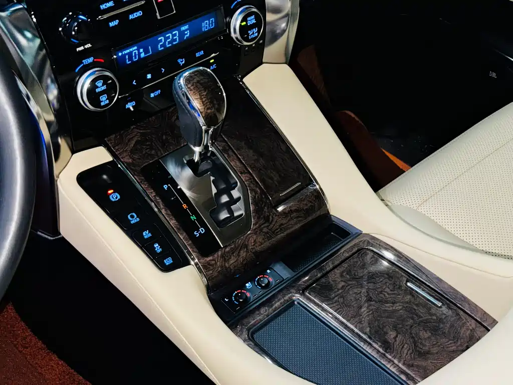 Toyota Alphard 2022 — фото 19