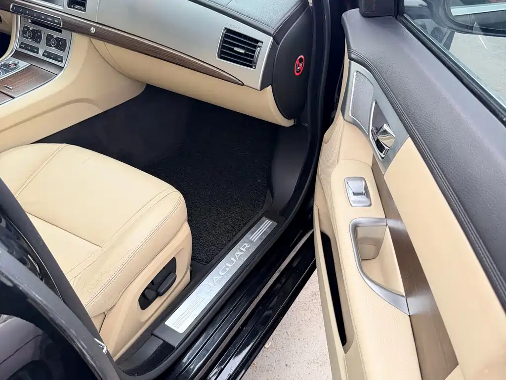 Jaguar XF 2015 — фото 14