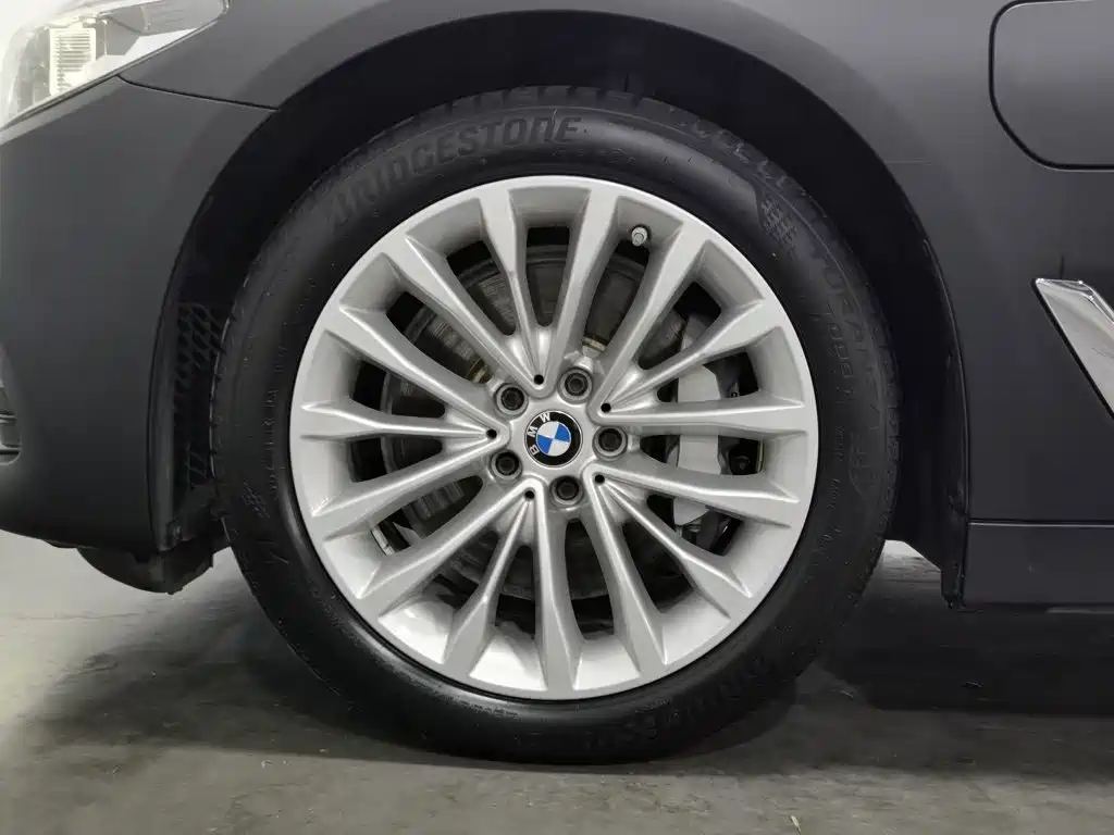 BMW 5 Series New Energy 2019 — фото 17
