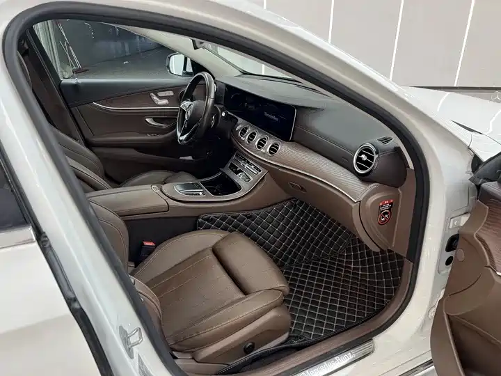 Mercedes-Benz E-Class 2023 — фото 9