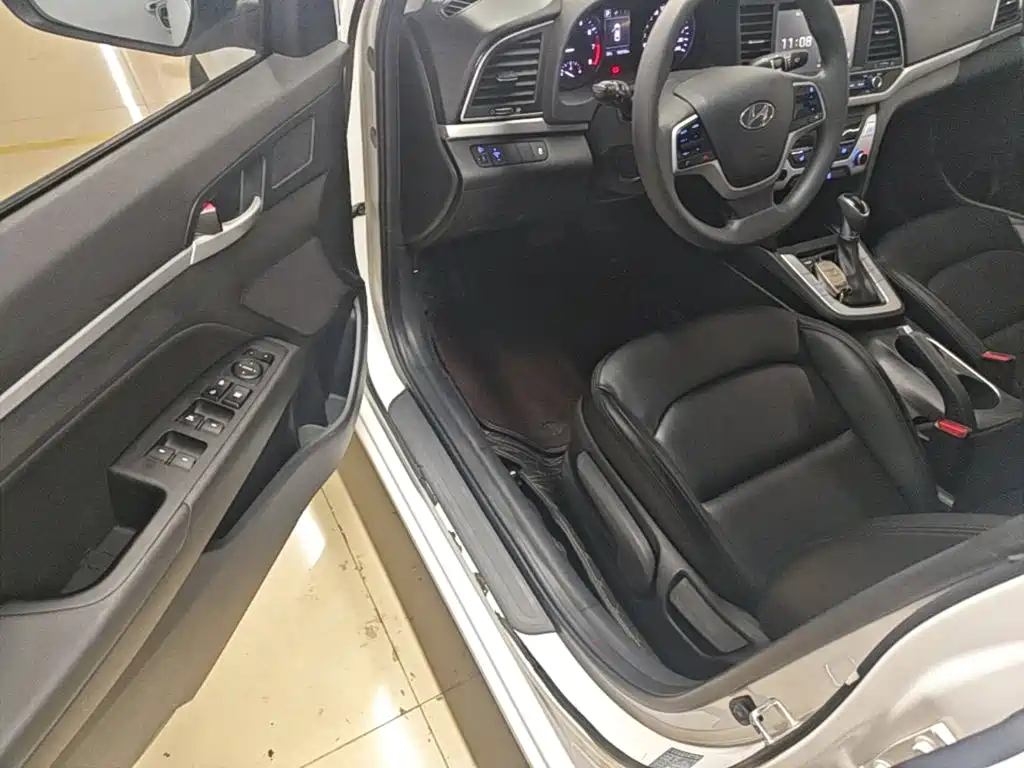 Hyundai Elantra 2018 — фото 16