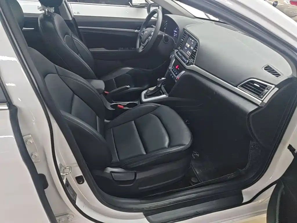 Hyundai Elantra 2018 — фото 25