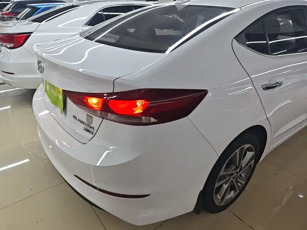 Hyundai Elantra 2018 — фото 8