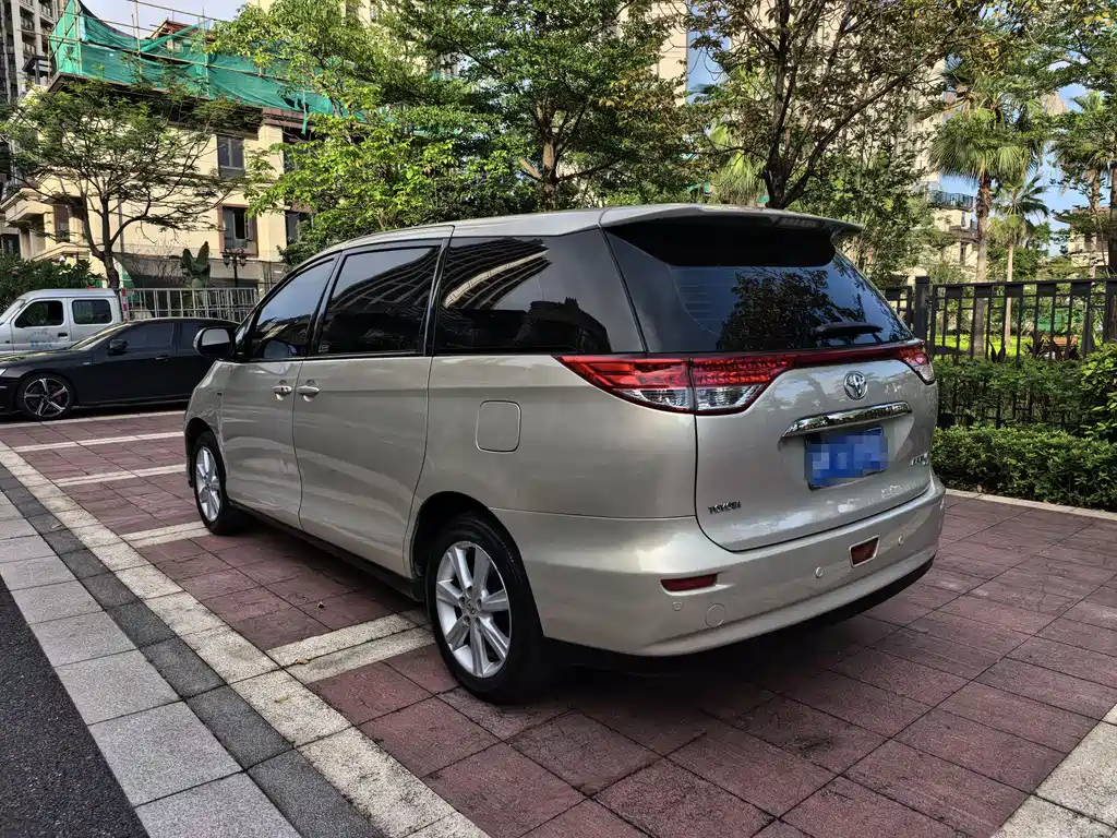 Toyota Previa 2012 — фото 4