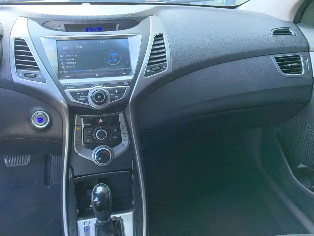 Hyundai Elantra Langdong 2016 — фото 8