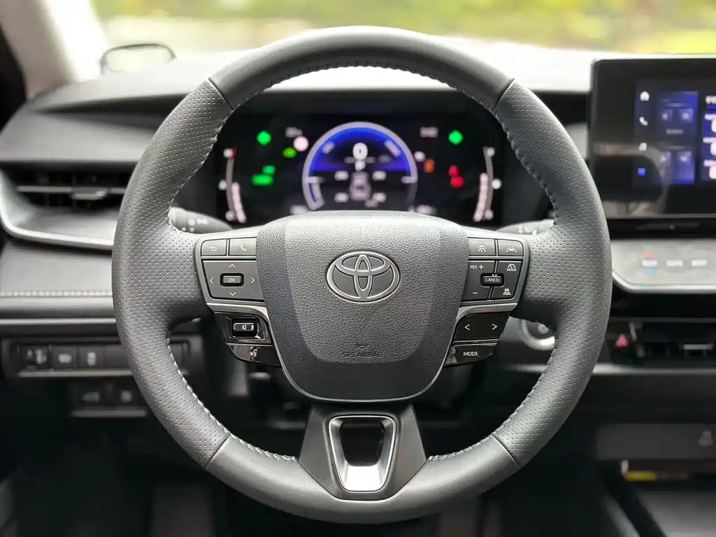 Toyota Camry 2025 — фото 11