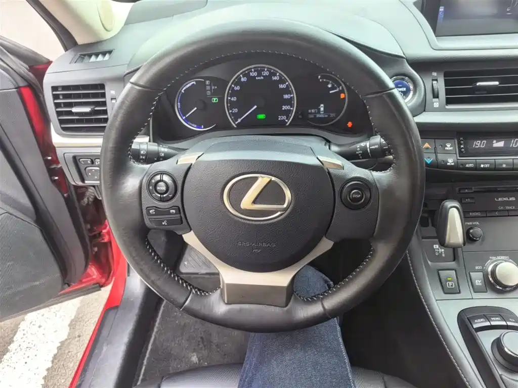 Lexus CT 2018 — фото 11
