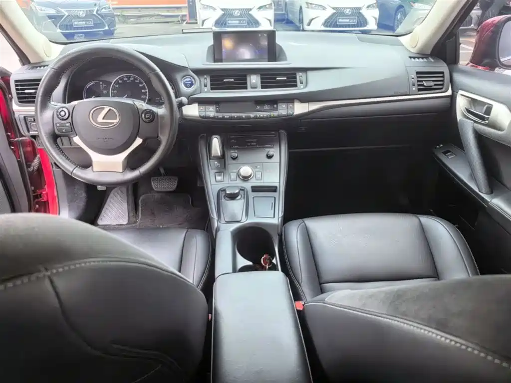 Lexus CT 2018 — фото 10