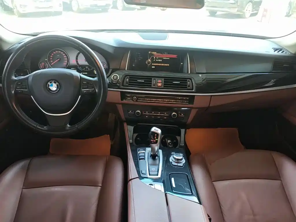 BMW 5 Series 2017 — фото 10