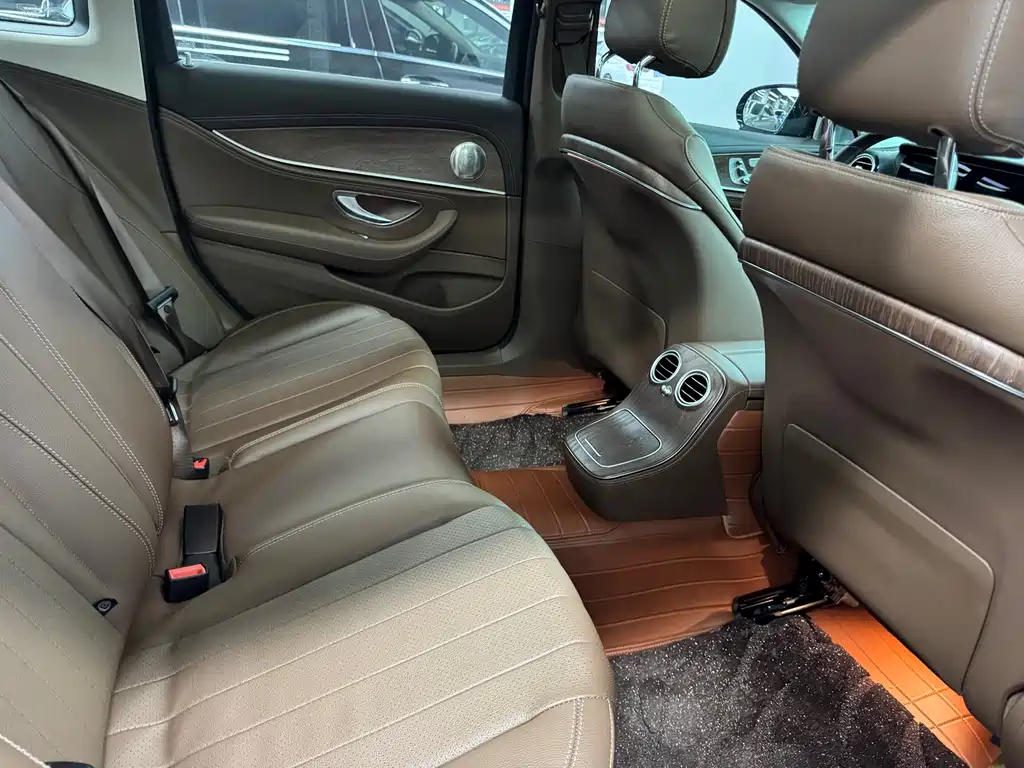 Mercedes-Benz E-Class 2023 — фото 10
