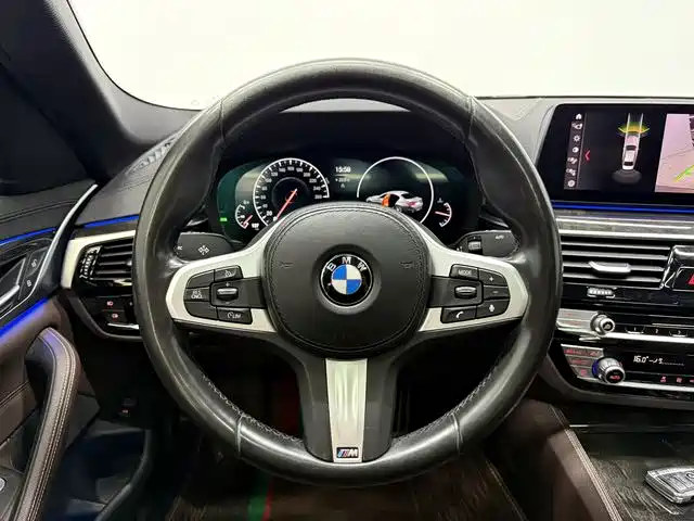 BMW 5 Series 2019 — фото 13