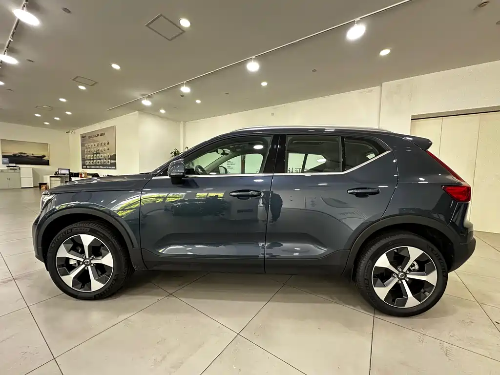 Volvo XC40 — фото 8