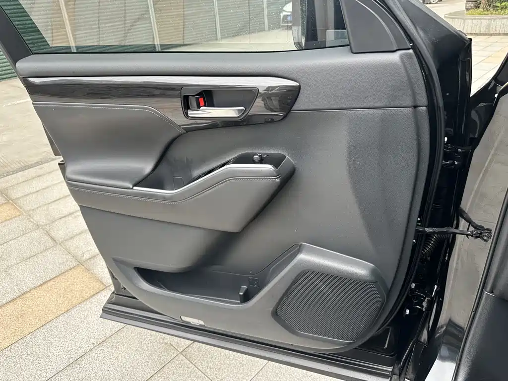 Toyota Crown Kluger 2023 — фото 17