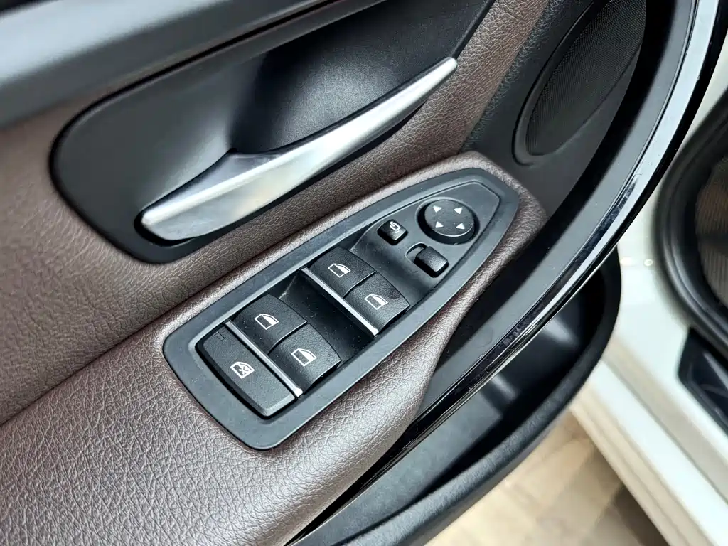 BMW 3 Series 2018 — фото 11