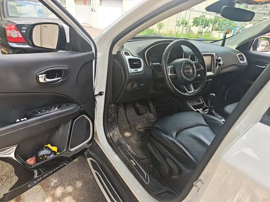 Jeep Compass 2017 — фото 14